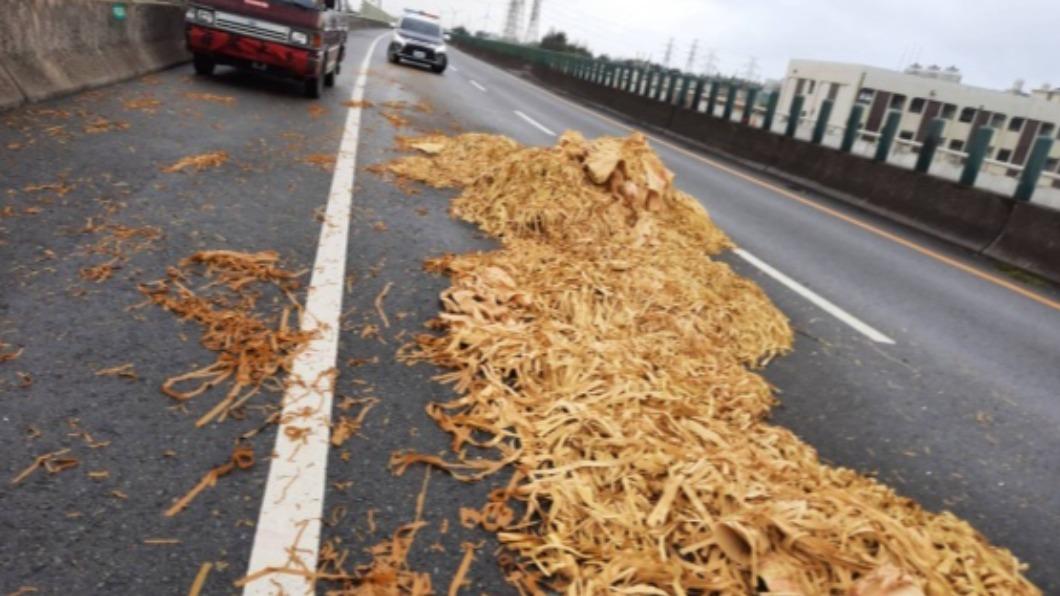 廢棄冥紙邊料掉落西濱快速道路 苗栗警將開罰