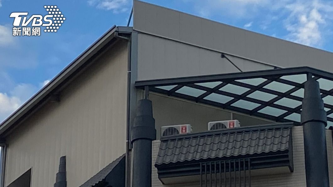 警方上出租套房攻堅,救出12人。(圖/陳祁攝)
