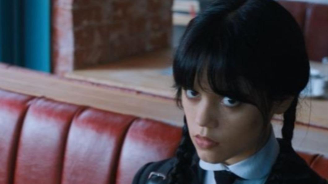 星期三在影集中都沒眨過眼。(圖/翻攝自@wednesdaynetflix IG)