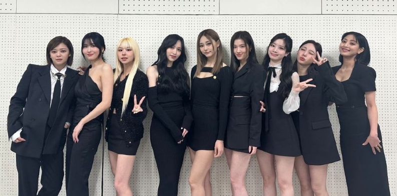 TWICE在年(2022)底登上日本紅白歌唱大賽。(圖/翻攝自Twitter)
