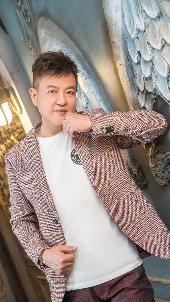陳志雄長相酷似翁立友。(圖/音圓唱片提供)