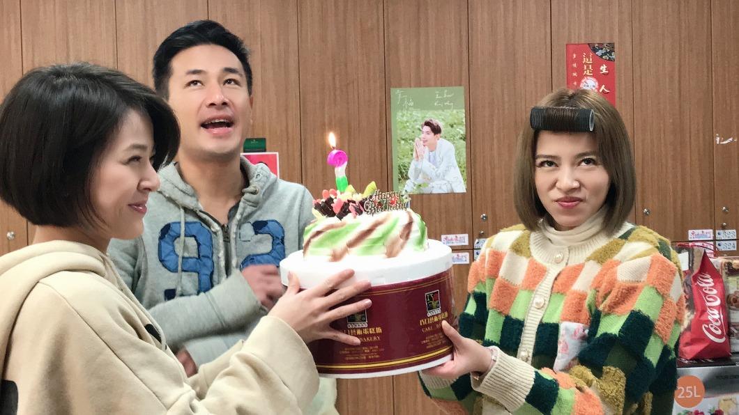 傅子純急著吹蠟燭,被蘇晏霈、王瞳笑「沒過過生日」。(圖/民視提供)