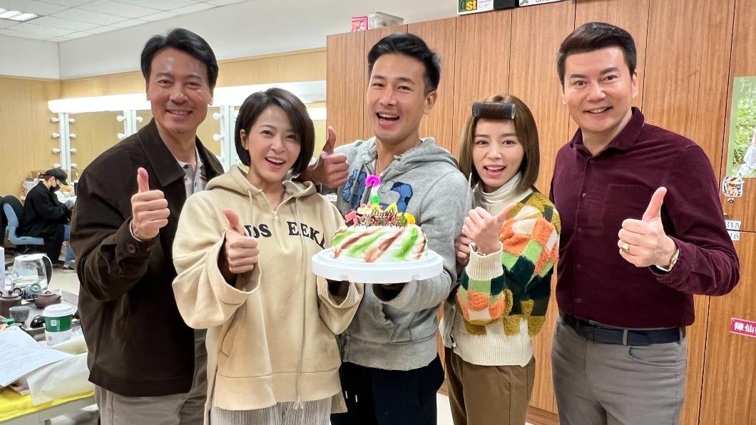 傅子純元旦生日,《市井豪門》演員尹昭德、蘇晏霈、王瞳、倪齊民一同幫他慶生。(圖/民視提供)