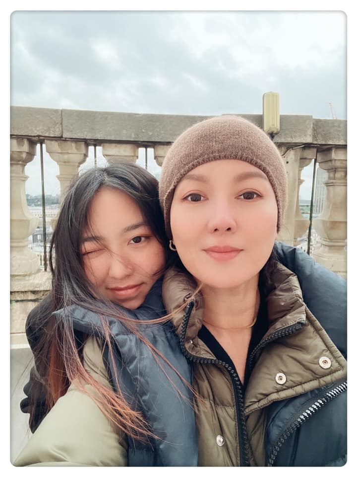 苗可麗到英國探視女兒，母女倆還一起過耶誕節跟跨年。（圖／翻攝自苗可麗臉書）