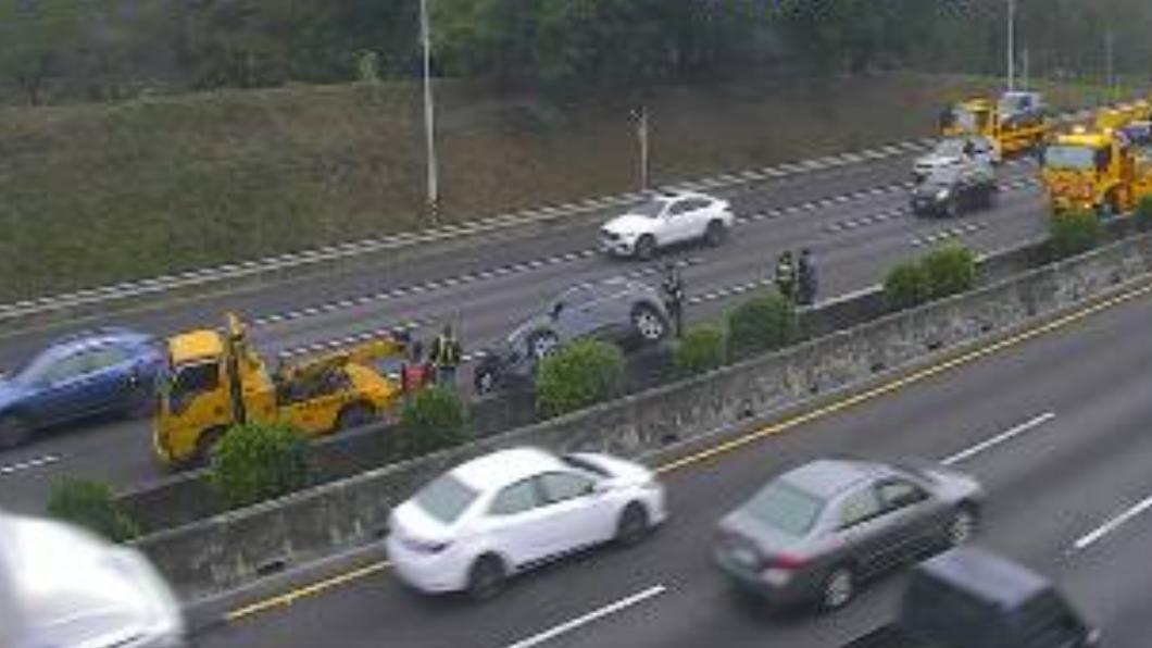 快訊/國一楠梓段3車追撞…2車側翻躺車道 紫爆狂塞5公里