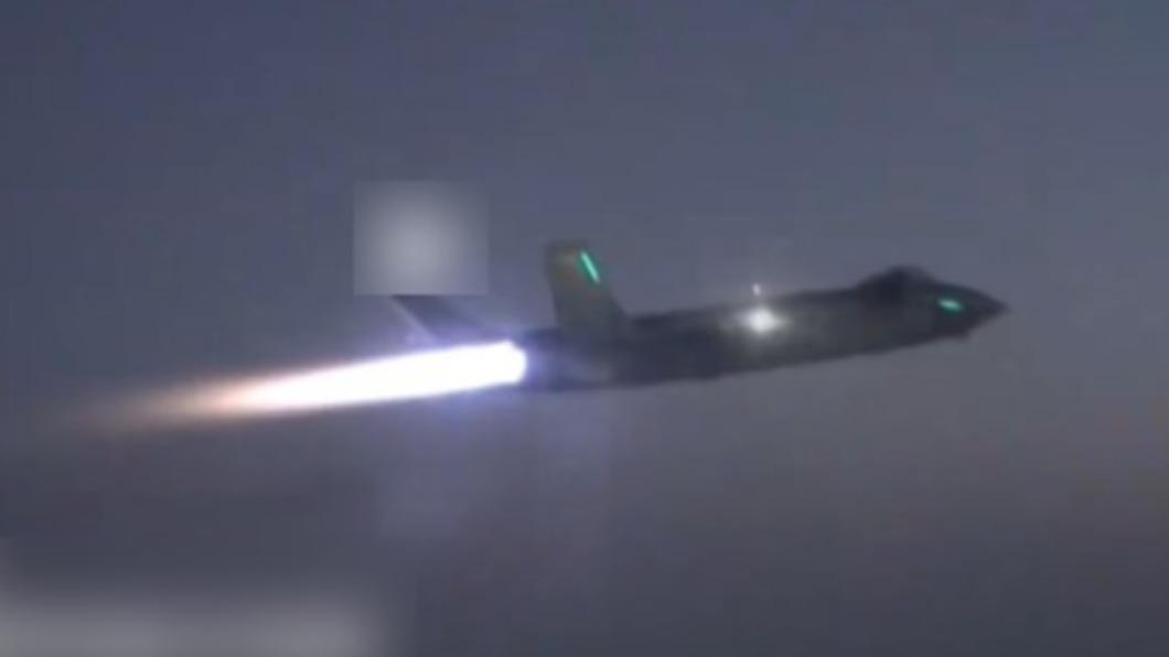 夜襲?解放軍殲16、殲20半夜演訓 深入台海中線東側