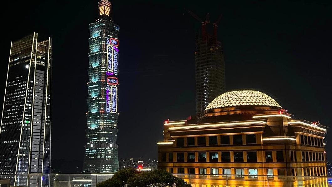 謝金河曬出從陶朱隱園內看出去的夜景。（圖／翻攝自謝金河臉書）