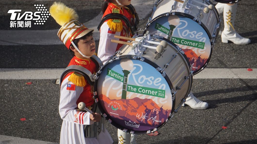 北一女樂儀旗隊代表台灣參加玫瑰花車遊行,學生肩膀上的衣袖繡有中華民國國旗。(圖/中央社)