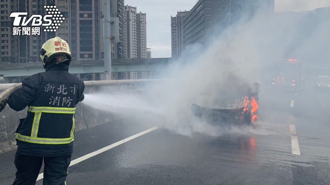 轎車台65線拋錨等拖吊 疑引擎過熱車頭瞬間竄火舌