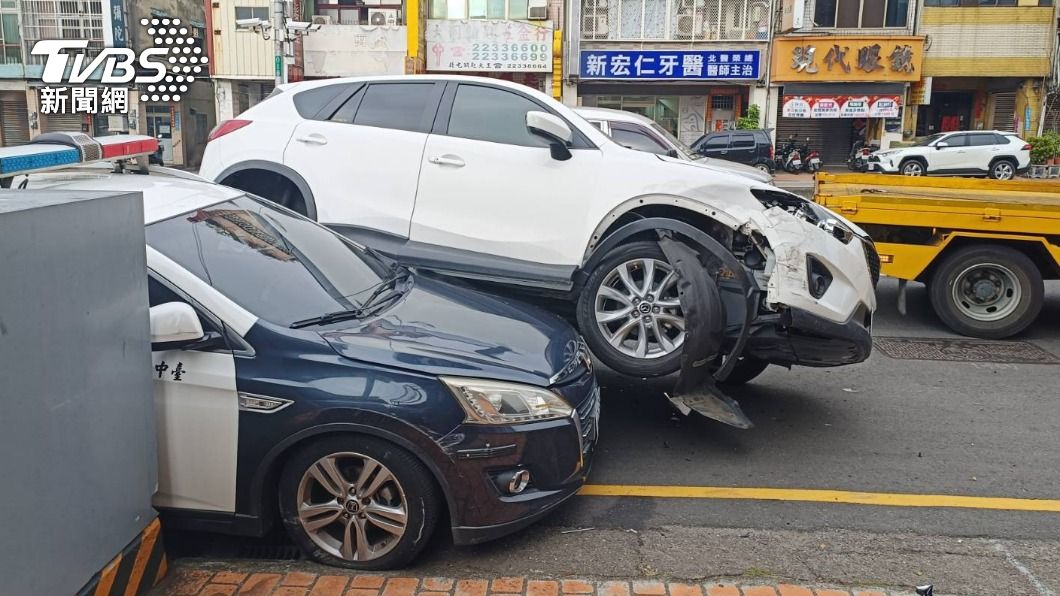 楊女的車頭毀損嚴重。(圖/TVBS)