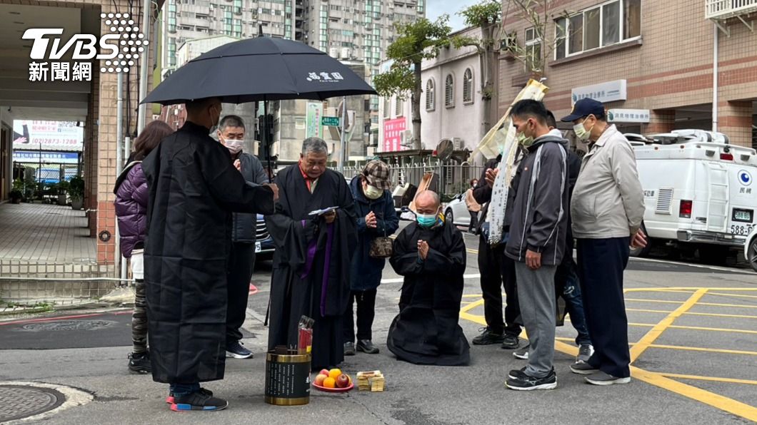 桃園角頭郭信一遭槍殺 兒招魂「一度擲無筊」痛哭:爸回家了