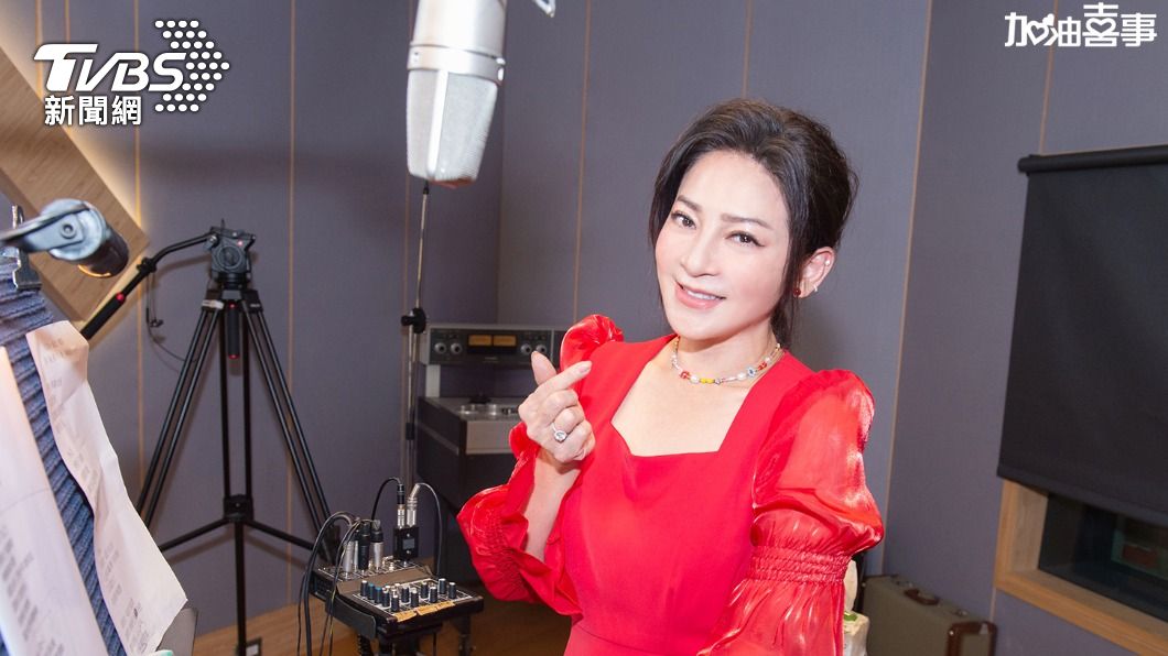 王彩樺一大早錄音,展現歌唱實力。(圖/TVBS)