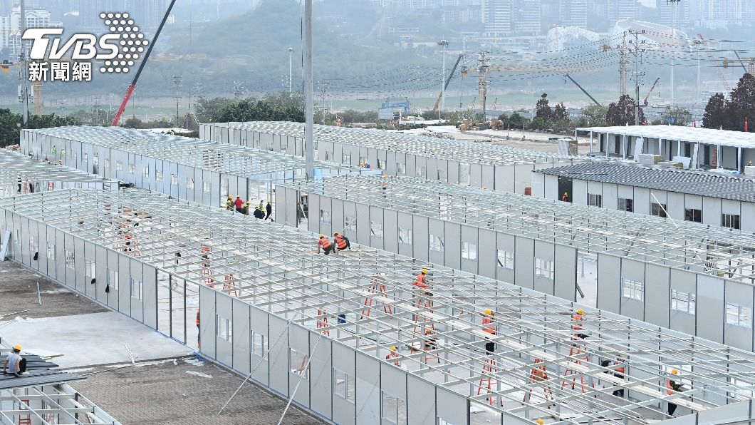 由於病患人數激增,重慶的工人正在加蓋臨時醫院。(圖/達志影像路透社)