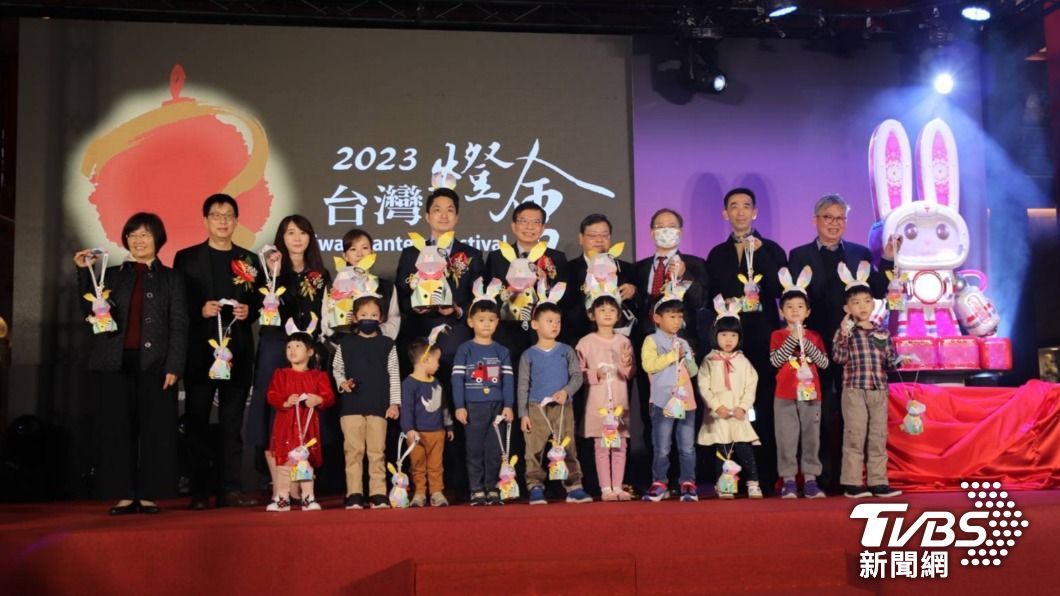 小提燈「大展虹兔」造型也同步發表，除了可以當提燈可以變形成為兔耳朵讓小朋友戴在頭上。（圖／TVBS）