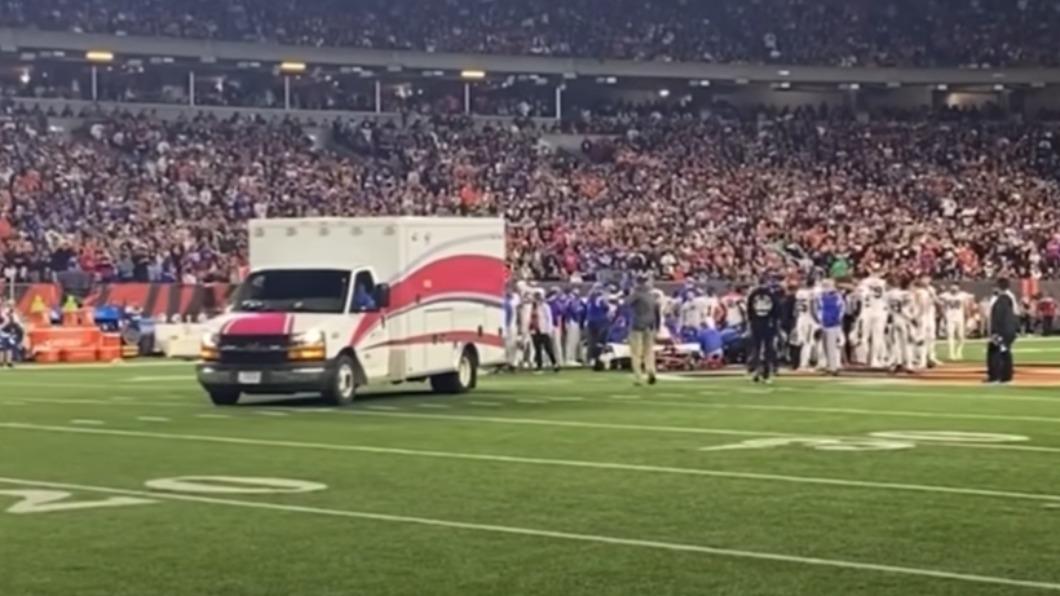 救護車直接開進球場對Damar Hamlin進行急救。(圖/翻攝New York Sports Show)