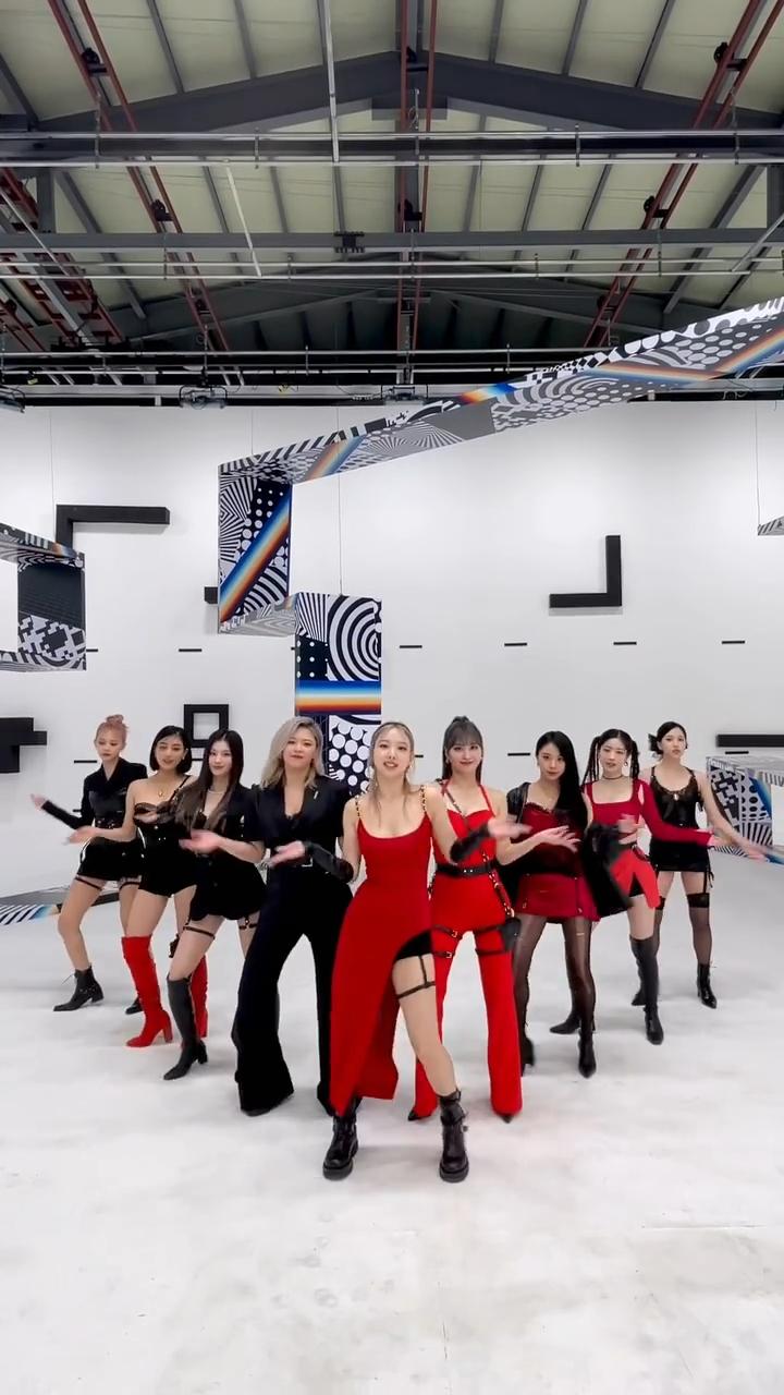 TWICE才在2022年的最後一天,登上日本紅白的舞台。(圖/翻攝自TWICE IG)