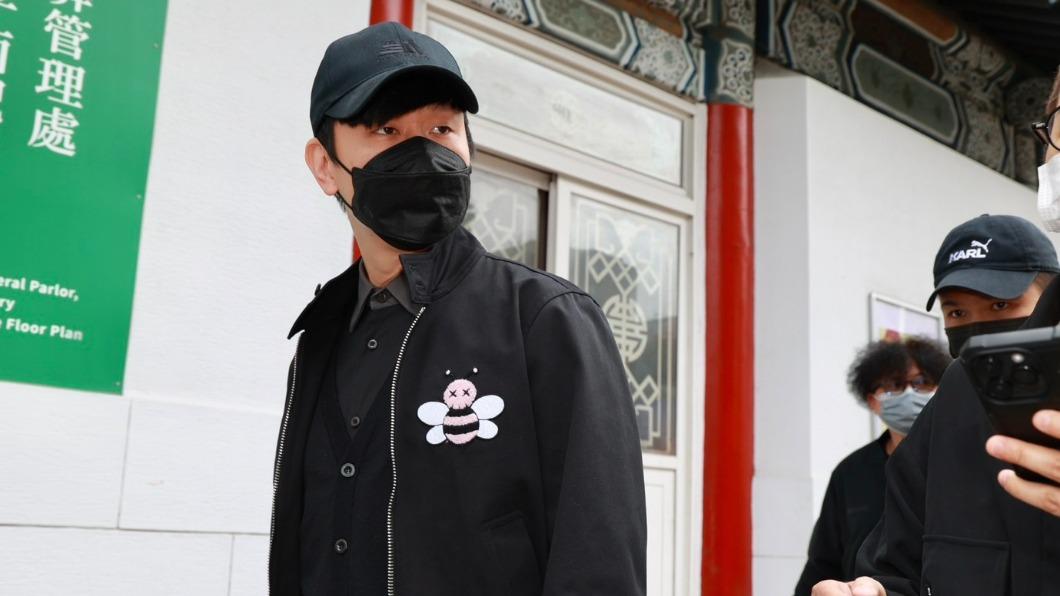 林俊傑等了20分鐘才進到靈堂,離去時僅和媒體說謝謝。(圖/黃城碩攝)
