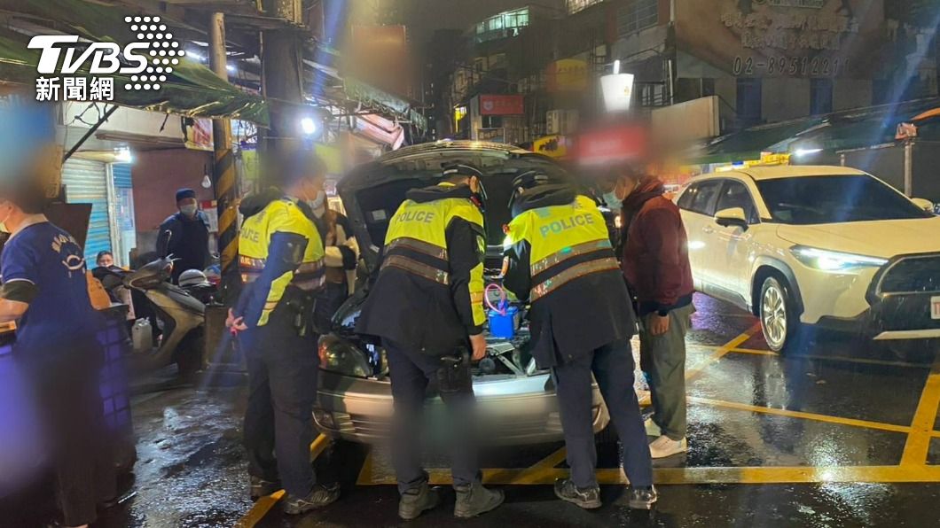 中和男愛車拋錨停路邊 暖警化身黑手幫修車