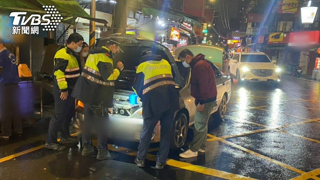 警方化身黑手幫忙民眾修車。（圖／TVBS）