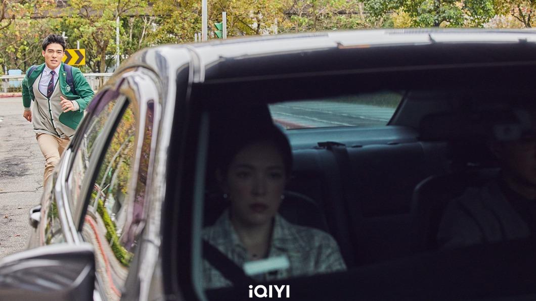 陳昊森為愛奮不顧身,追車戲跑壞一雙皮鞋。(圖/愛奇藝國際站提供)