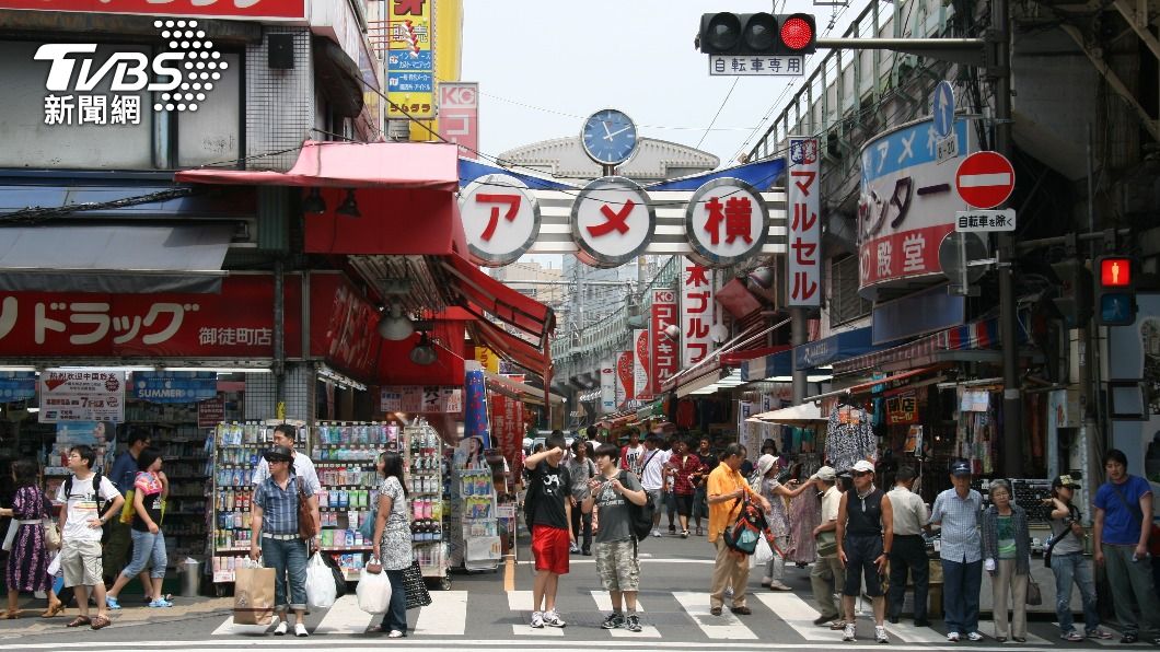 原PO無奈自家行李都快裝不下,還要應付親友代購品。(示意圖/shutterstock達志影像)