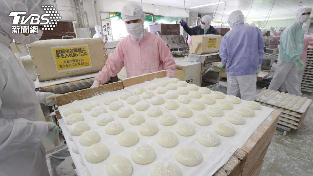 日本製作日式年糕的廠商在年前趕工。(圖/達志影像美聯社)