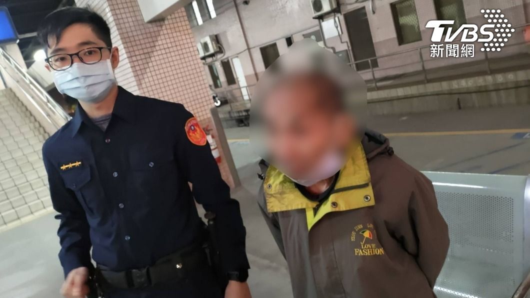 跨年夜訪友碰壁!阿北流落街頭 暖警請吃飯還幫買車票
