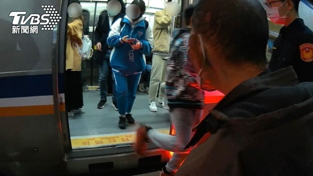 警員自掏腰包購買車票,幫助賴姓老翁返回新竹。(圖/TVBS)