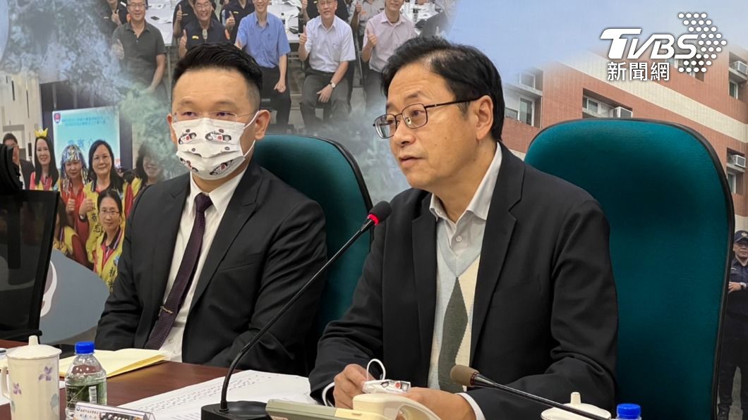 張善政與副市長蘇俊賓和各分局開會。(圖/TVBS)