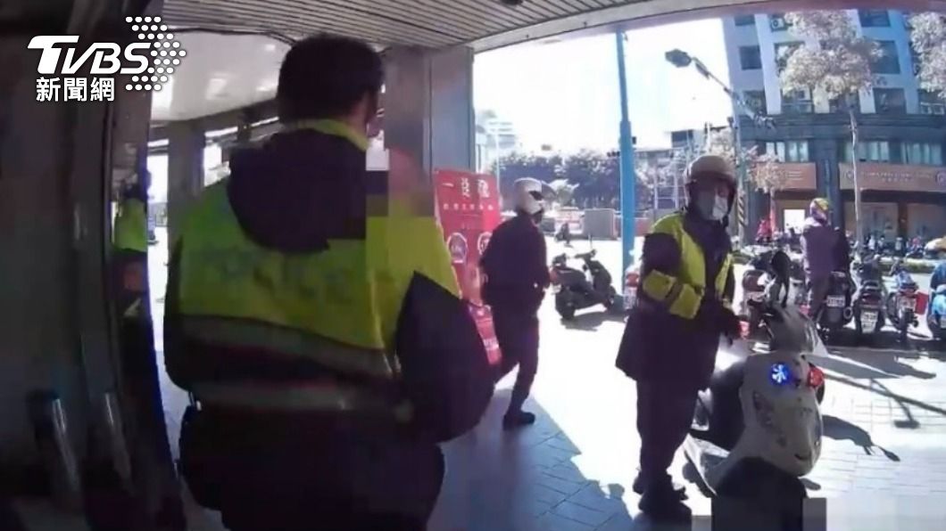 蘆洲分局動員10多名警力尋找老婦人,成功阻止婦人受騙上當。(圖/TVBS)