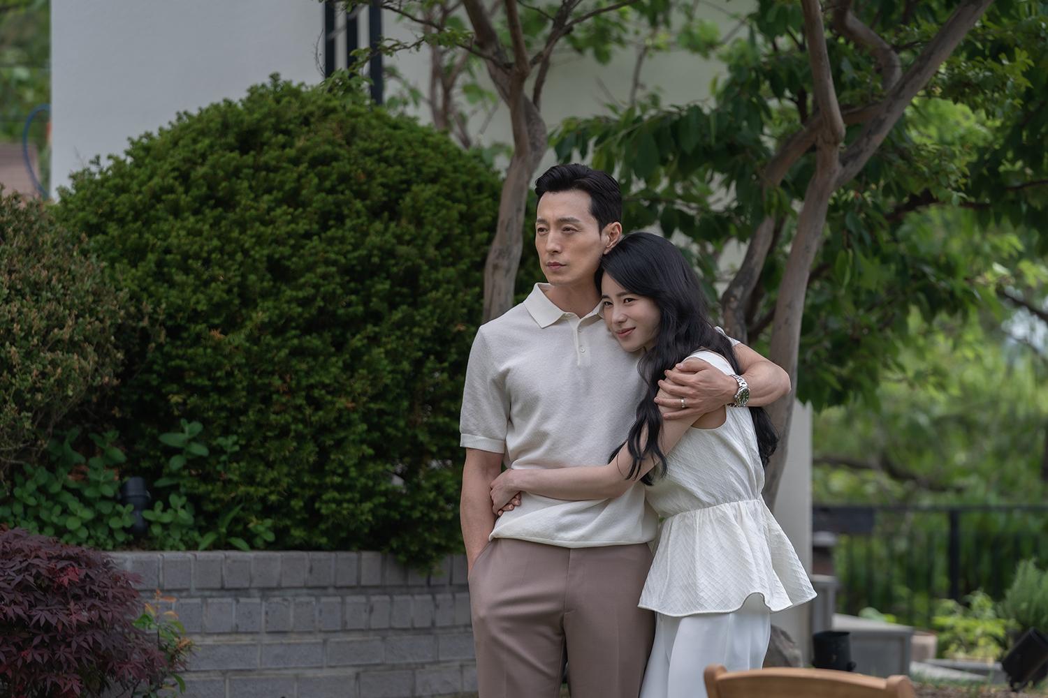 鄭星一(左)與霸凌集團首領的「朴涎鎭」(右)飾演夫妻。(圖/Netflix提供)