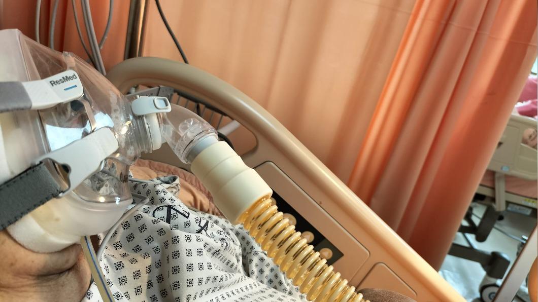 老婦因為腎衰竭病危，在鬼門關前走了一遭。（圖／翻攝自蘇一峰臉書）