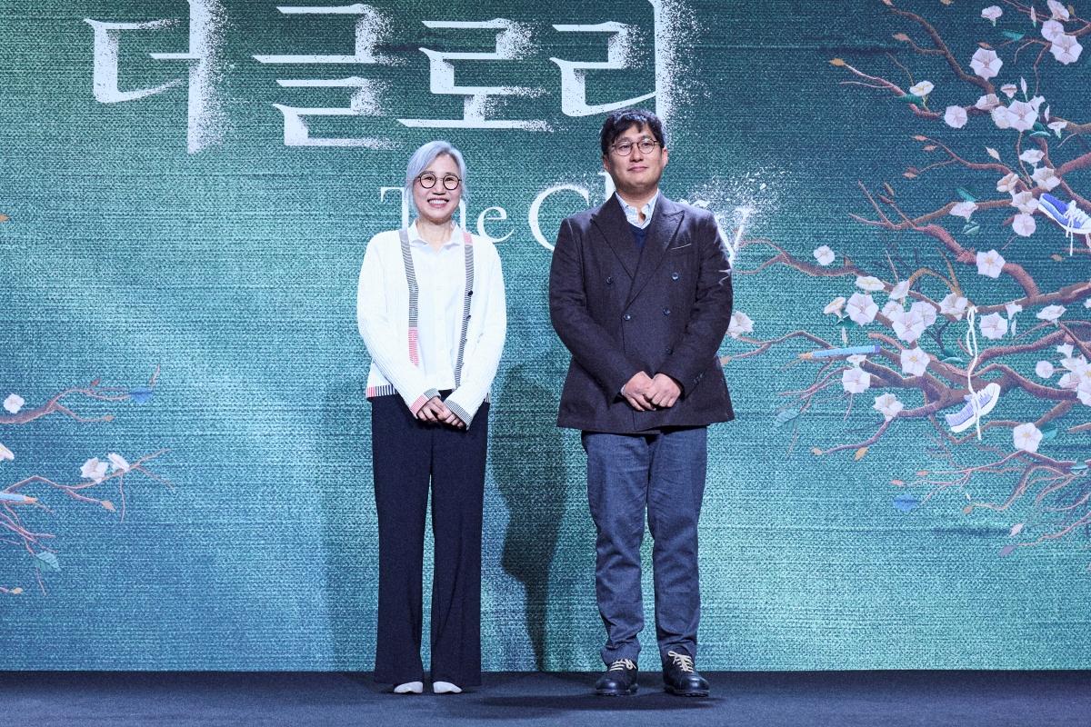 編劇金恩淑(左)大讚鄭星一把絕望的角色詮釋得很好。(圖/Netflix提供)