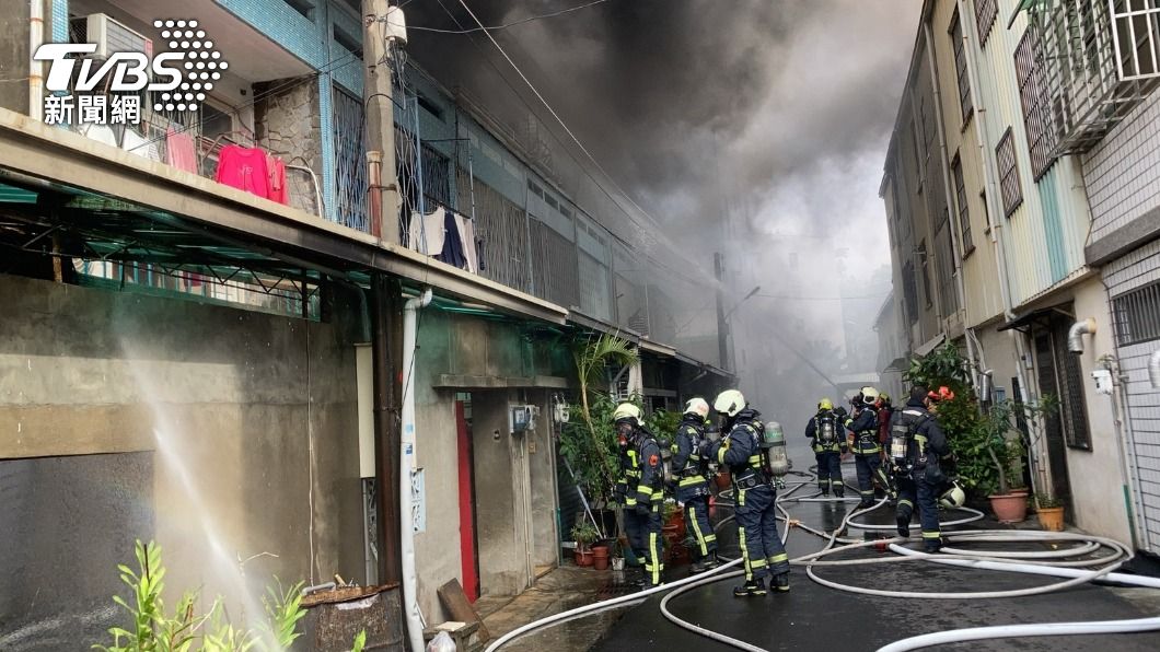 警消人員救出1名60多歲老翁。(圖/TVBS)