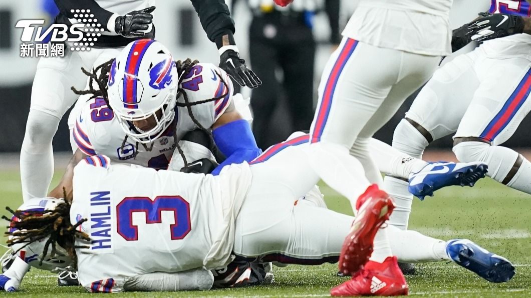 NFL球員比賽中突倒地情況危急 隊友球迷淚潰堤