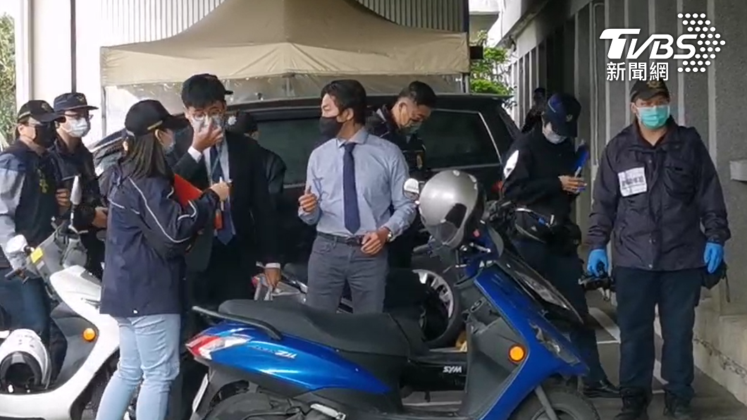 桃園地檢署率檢察官與法醫人員對角頭郭信一遺體相驗。（圖／TVBS）