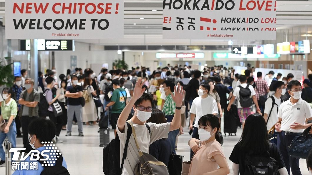 日前適逢日本新年連假、歐美國家耶誕假期,遊客擠爆了北海道的新千歲機場。(圖/達志影像美聯社)