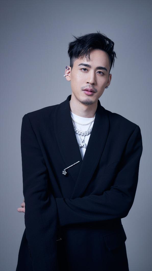周立銘也為電影《詐團圓》操刀歌曲，呈現美國華人的年節氣氛。（圖／索尼音樂提供）