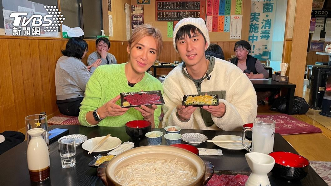 姊弟倆一起品嚐生馬肉。（圖／TVBS）