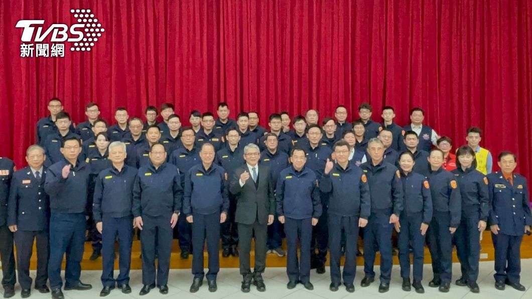 內政部代理部長花敬群（前右8）表示，內政部和行政院會通盤檢討。（圖／中央社）