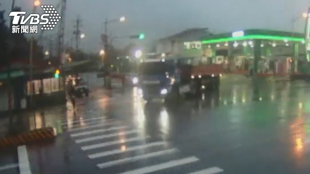 砂石車違規闖紅燈,奪走一條人命。(圖/TVBS)