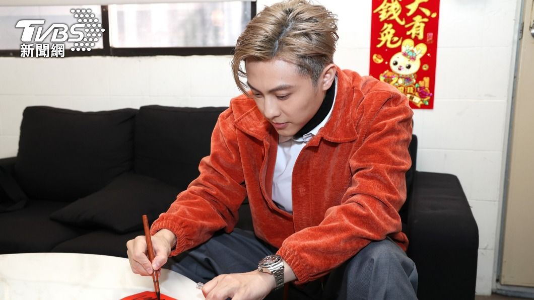 王子畫著開運紅包,希望收到的粉絲可以獲得好運。(圖/梁恩誌攝)