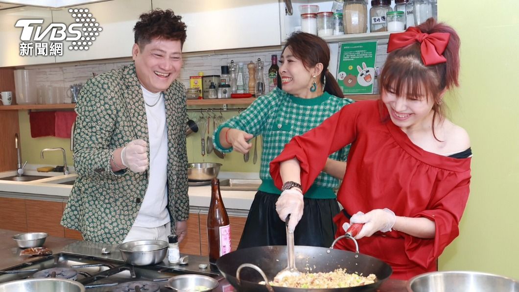 廖婉君（右1）炒飯忘記先放蝦仁。（圖／黃城碩攝）