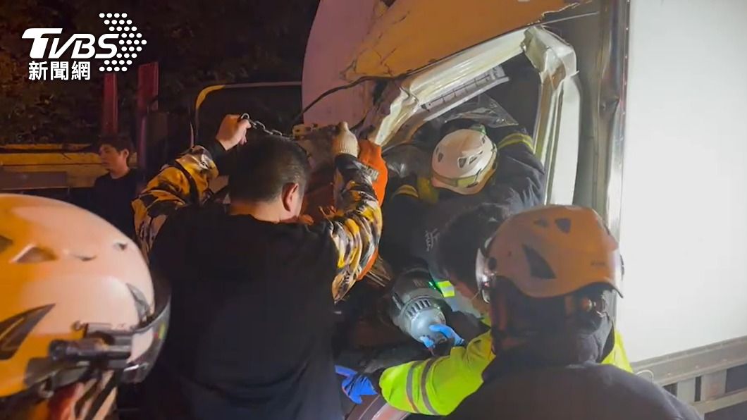 警消人員破壞車體搶救受困駕駛。（圖／TVBS）