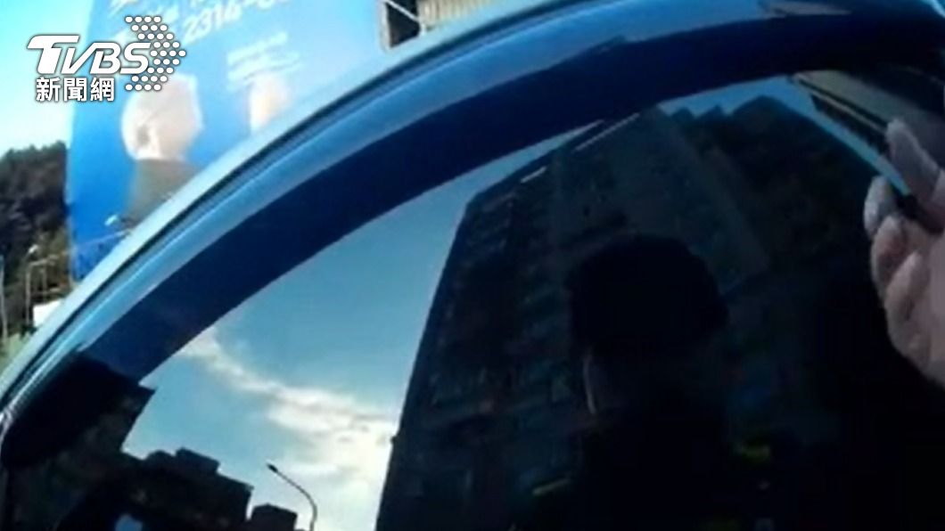 警方上前拍打車窗關切。(圖/TVBS)