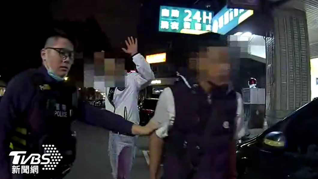 男子情緒相當激動。(圖/TVBS)