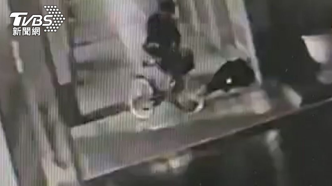 酒醉路倒被單車男洗劫!偷摸走皮夾現金 還盜刷信用卡
