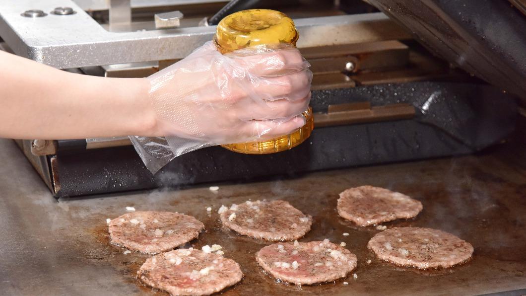 「漢堡美味優化工程」調整烹調程序。(圖/台灣麥當勞提供)