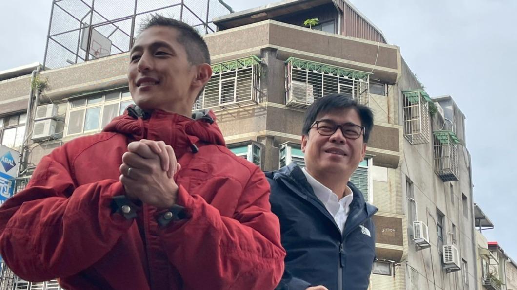 陳其邁今(4日)陪同民進黨北市第三選區立委補選候選人吳怡農車掃。(圖/吳紹瑜攝)