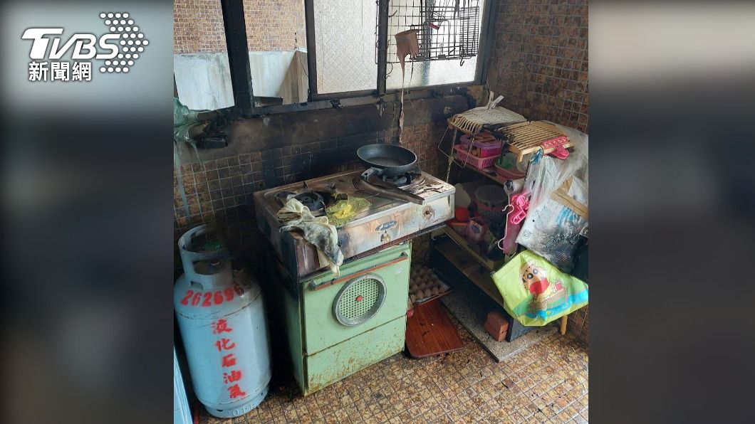 現場疑似更換瓦斯鋼瓶不慎引發火勢,廚房都被燻黑。(圖/TVBS)